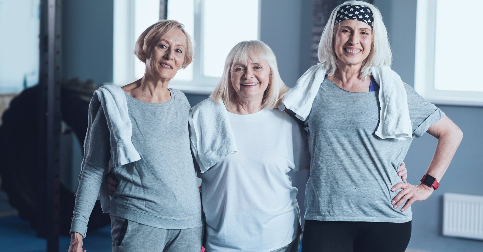 Frauen trainieren gemeinsam im Sportoutfit