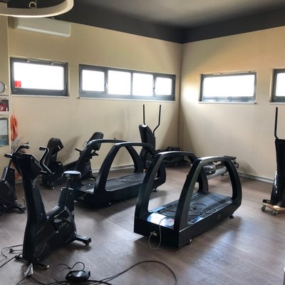 Ausdauergeräte im Fitnessstudio von Evas Apfel