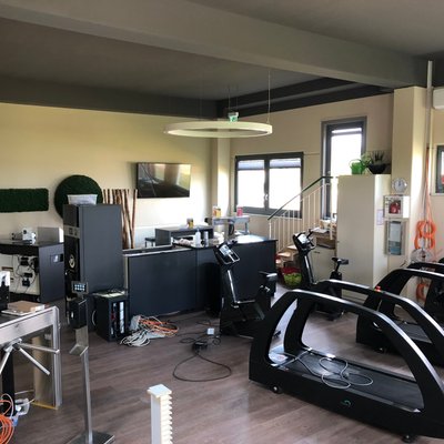 Ausdauergeräte im Fitnessstudio von Evas Apfel